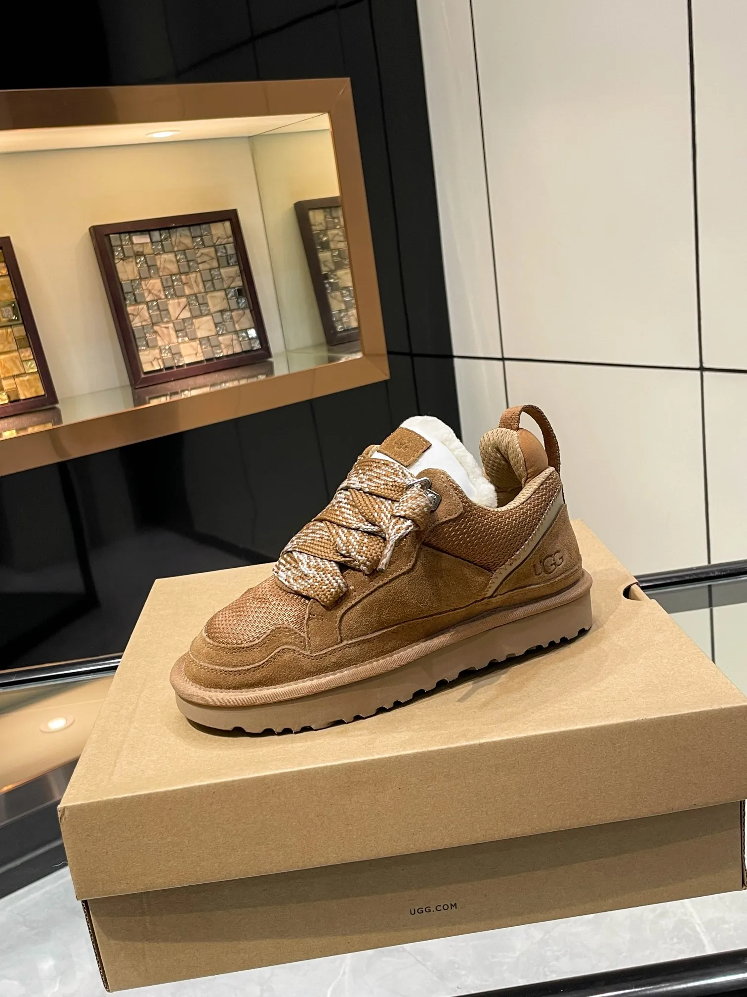 Men's men's shoes P540! UGG~25vs popular platform thick-soled casual shoes series... [Round-toe thick-soled casual shoes] A shoe that does not clash with shirts, simple partition design ➕ spotted outsole, silk curls on the upper, a must-have for autumn and winter, can be worn with any pants or skirt, very comfortable and beautiful on the feet... ❶Material: Original customized cow ➕Breathable mesh ❷Inner lining: Original customized wool ❸ Foot pads: Original customized sheepskin ❹Outsole: Original molded wear-resistant velvet foam outsole ❺Number of codes: 35-41 ❻Packaging: Original full set of packaging ☀Color: Official website updated simultaneously